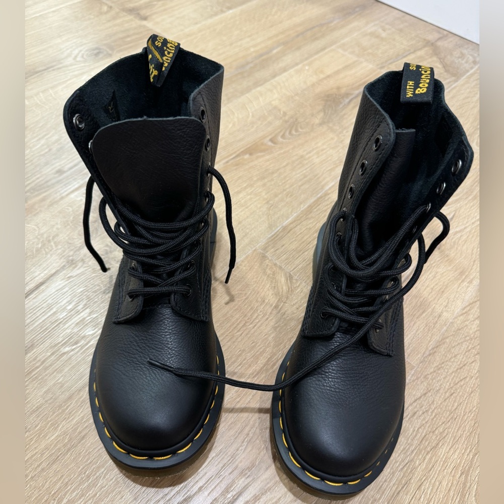 Dr marten 1460 pascal combat boot NWOT